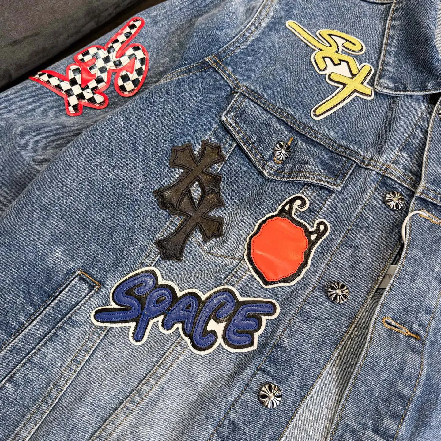 P350 ChromeHearts/Cro Hearts Cartoon Letter Chapter Cross Piece Leather Denim Jacket If you are obsessed with ChromeHearts, you can check it out. The same style for celebrities. Chrome Hearts is a very representative shirt jacket. The upper body of both men and women is really amazing, and it is also the same style as Yu Shuxin Angelababy! Recommended loose style for girls, super sweet! As soon as you go out, you will turn heads‼ ️This jacket is really eye-catching (the same style of pants is available) Color: light blue Size: S M L XL